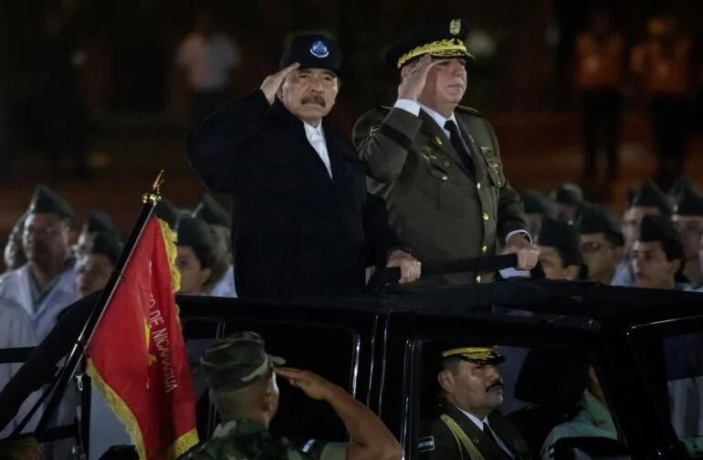 Daniel Ortega y su ejército nicaragüense