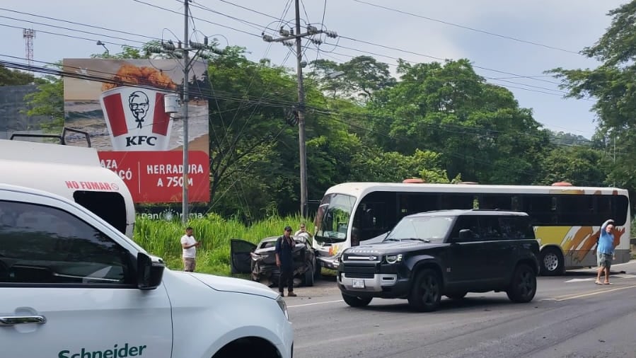Camión que se habría quedado sin frenos choca con bus y carros en Herradura, sobre la ruta 27, la mañana del miércoles 9 de setiembre del 2026. Foto: Cortesía