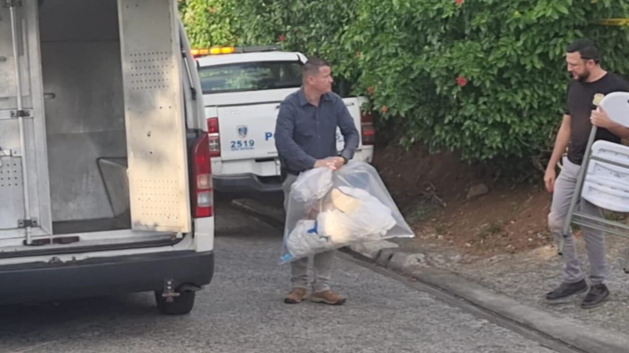 Parte de la ropa del bebé que recolectaron los agentes judiciales en la vivienda de la pareja.