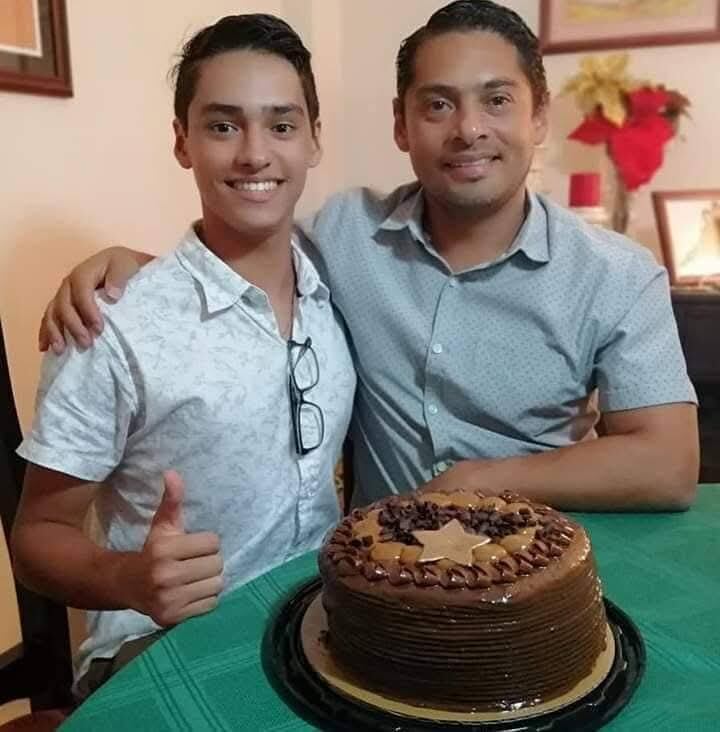 Steven, de 19 años, falleció, pero como en vida dejó dicho que si le pasaba algo quería ser donador de órganos, logró, tras la muerte, ser vida para 7 personas, según confirmó el Hospital Calderón Guardia. En la foto con don Steven, el papá.