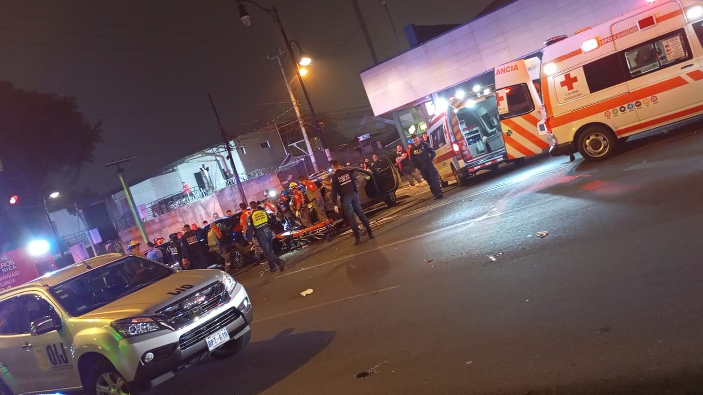 Choque múltiple deja como saldo a tres personas heridas y a una mujer ...