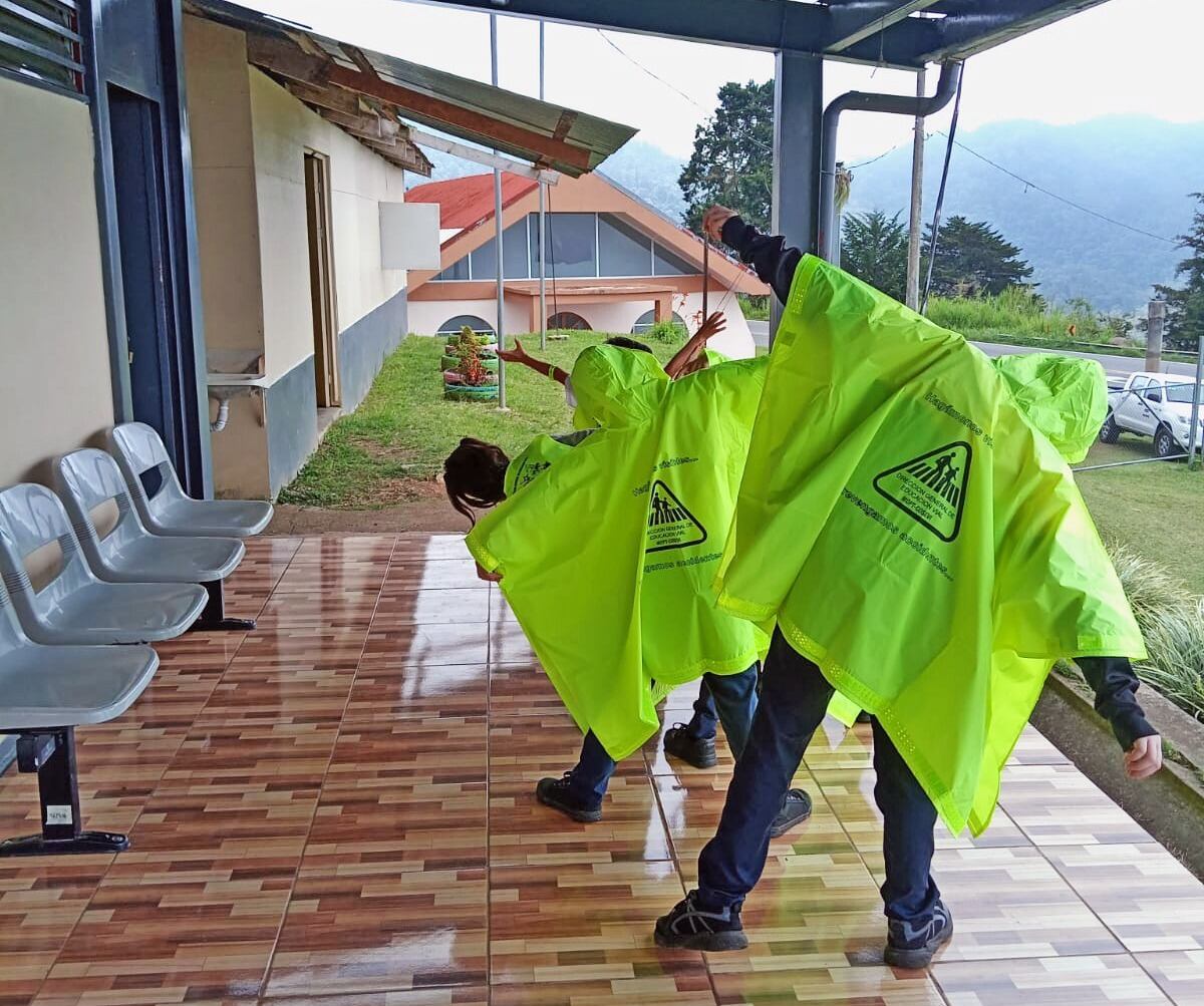 Ahora sí, poco a poco se nos está metiendo la época lluviosa y, lamentablemente, con las lluvias aumentan los accidentes de tránsito en carretera, por eso, el Ministerio de Obras Públicas y Transportes (Mopt) les da un gran consejo para ayudarse a prevenir choques: trate de ser 100% visible
