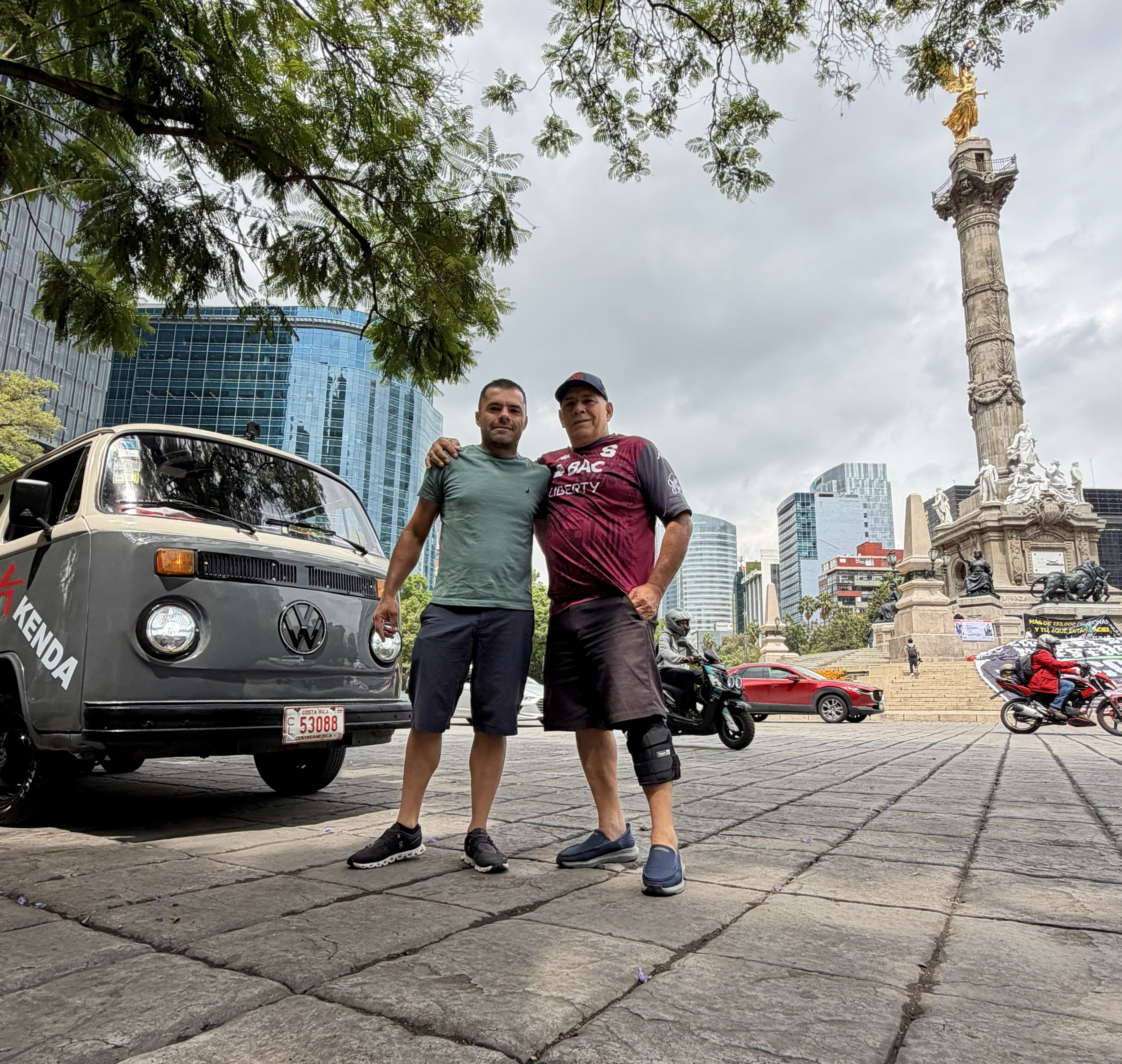 Don Eduardo Garita padre y Eduardo Garita hijo, quienes salieron de Costa Rica hasta Ciudad de México, el pasado 3 de junio, para emprender un viaje en una Volkswagen de 1975 que llaman “La Vocha Viajera”
