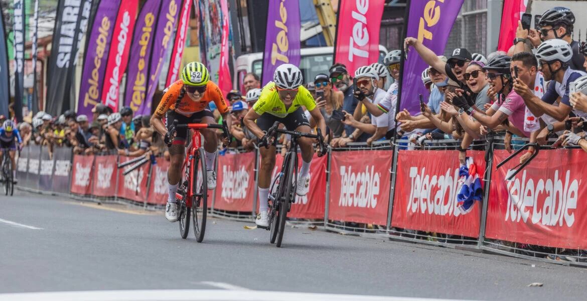 Lilibeth Chacón (der.) tuvo un cierre electrizante para coronarse campeona.