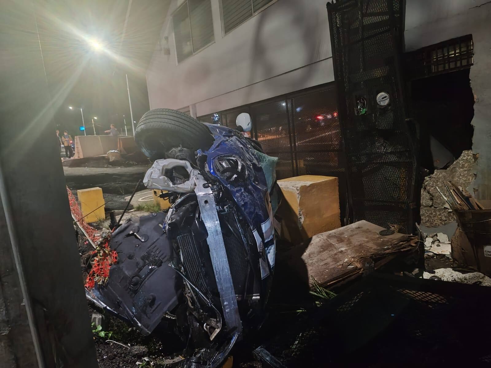 De milagro los dos ocupantes del carro no tuvieron que ser llevados a un centro médico. Foto La Unión Emergencias.