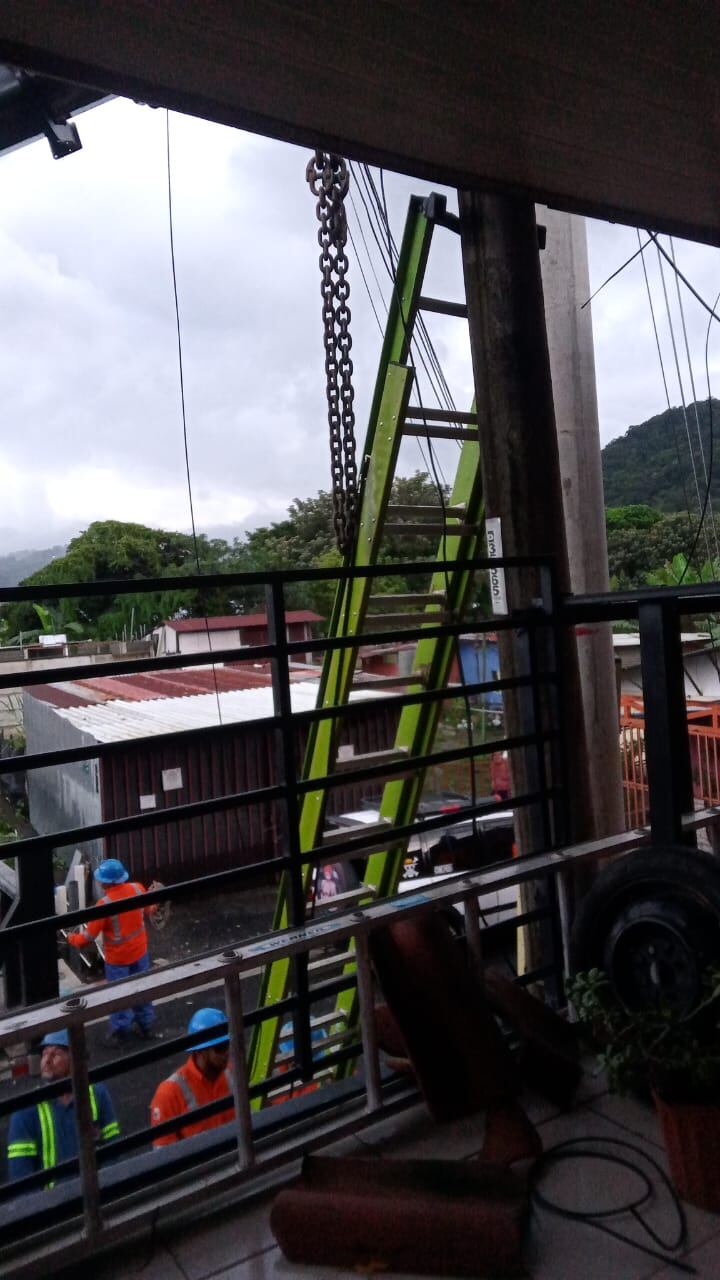 En pleno mes de octubre una familia desamparadeña disfrutó ya de un “milagro de Navidad” porque el poste, cargado de cables que fue “parte” de ese hogar por 21 años, lo quitaron en tan solo 13 horas.