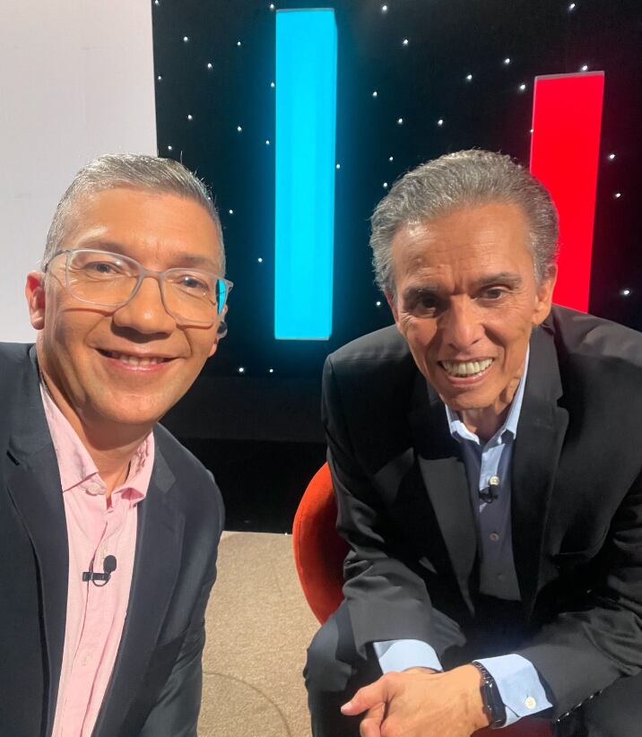 Edgar Silva y el cantante argetino Jairo en el programa El buscador en red