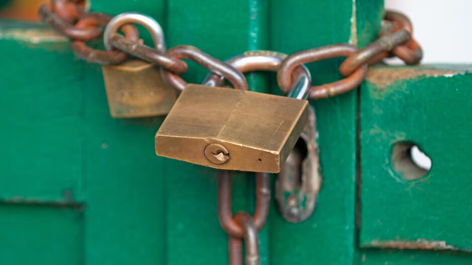 Para esto sirve el agujero que traen los candados.