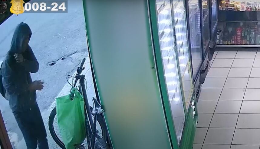 El sujeto no lo pensó dos veces para aprovechar la oportunidad de llevarse la bicicleta.