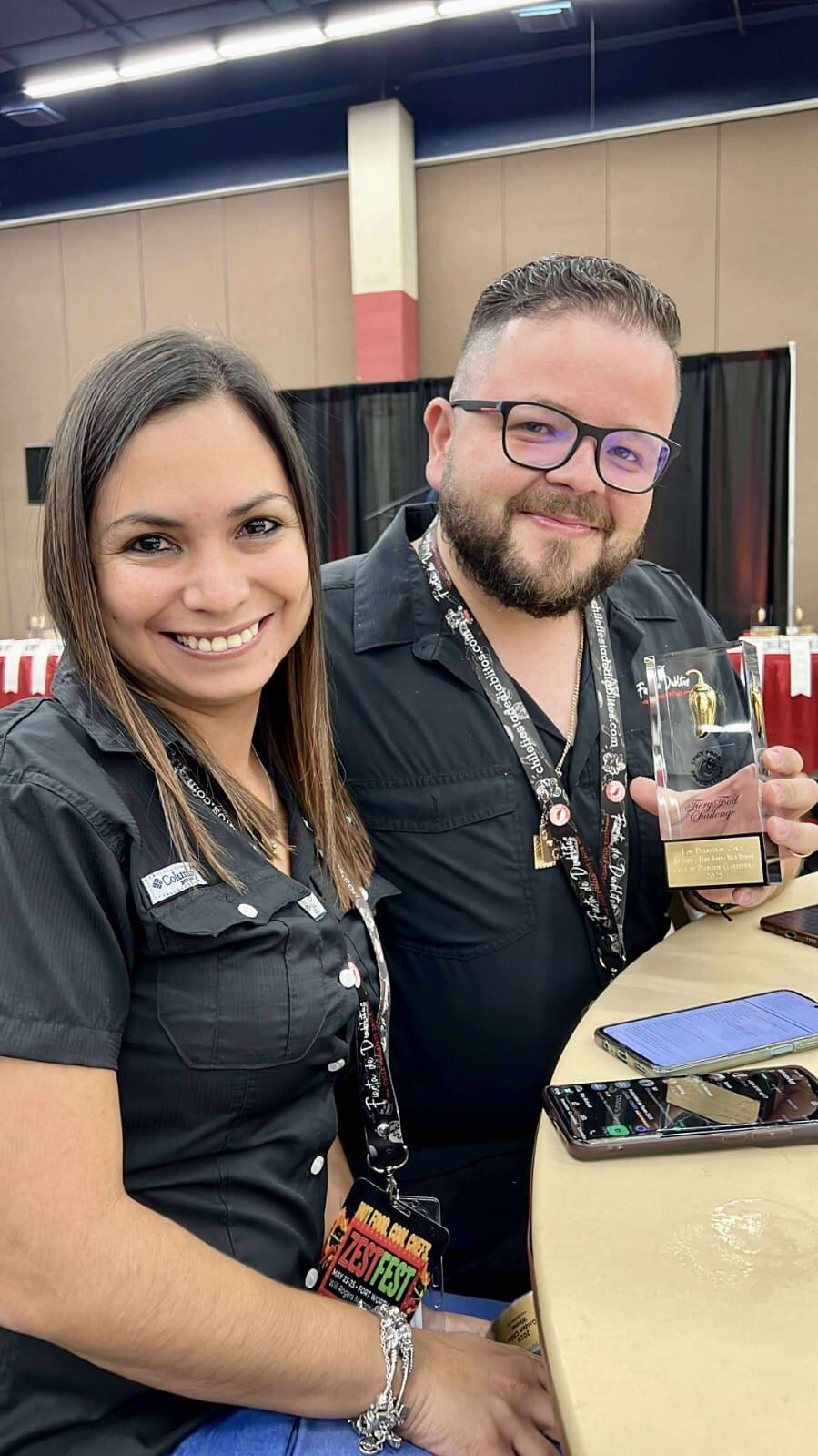 Juan Carlos Bermúdez Varela y su esposa, Andrea Quesada, vecinos de San Antonio de Desamparados, ganaron el chile de oro en el Campeonato Mundial del Chile Picante con su salsa picante Clandestina