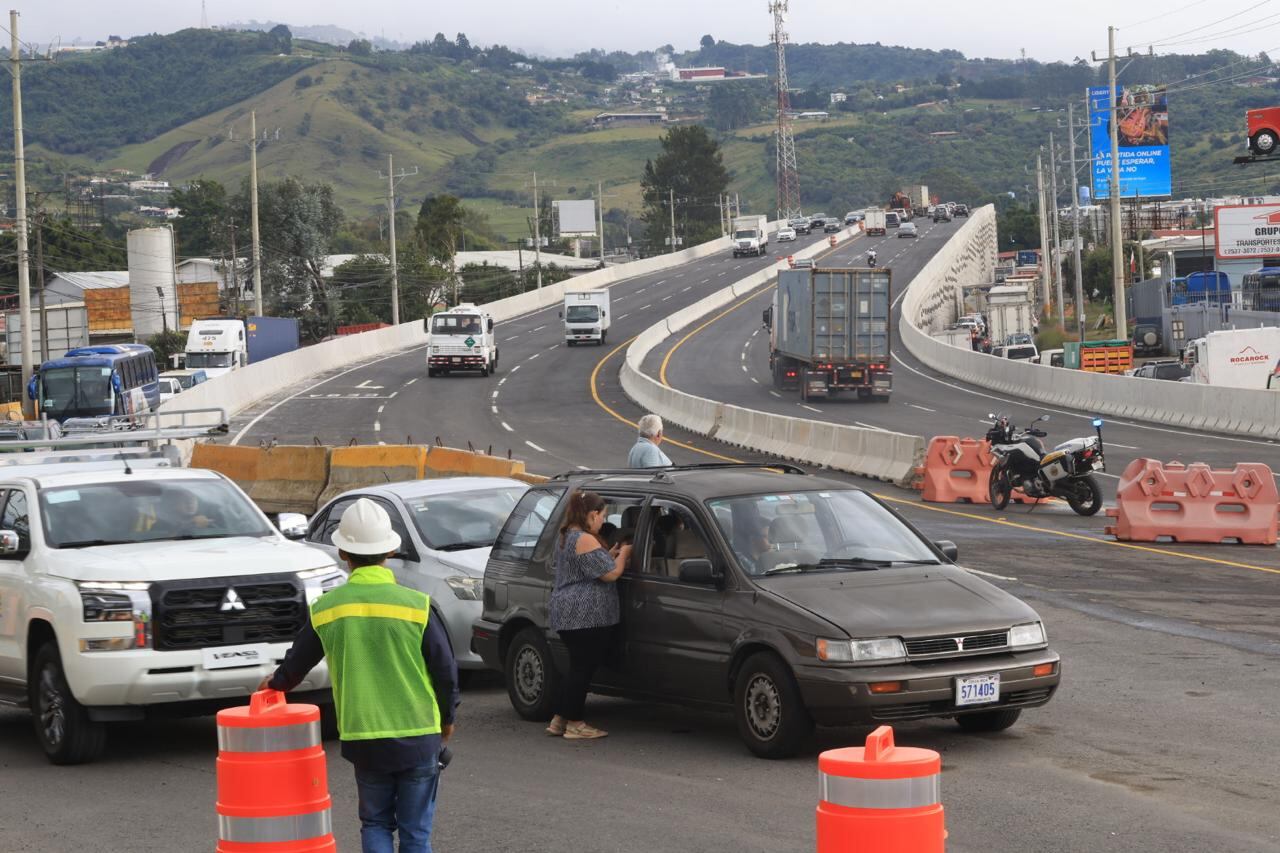Pocos minutos después de la apertura del nivel superior del intercambio de Taras, en Cartago, se produjo la primera colisión, aunque fue un choque menor. Foto: John Durán