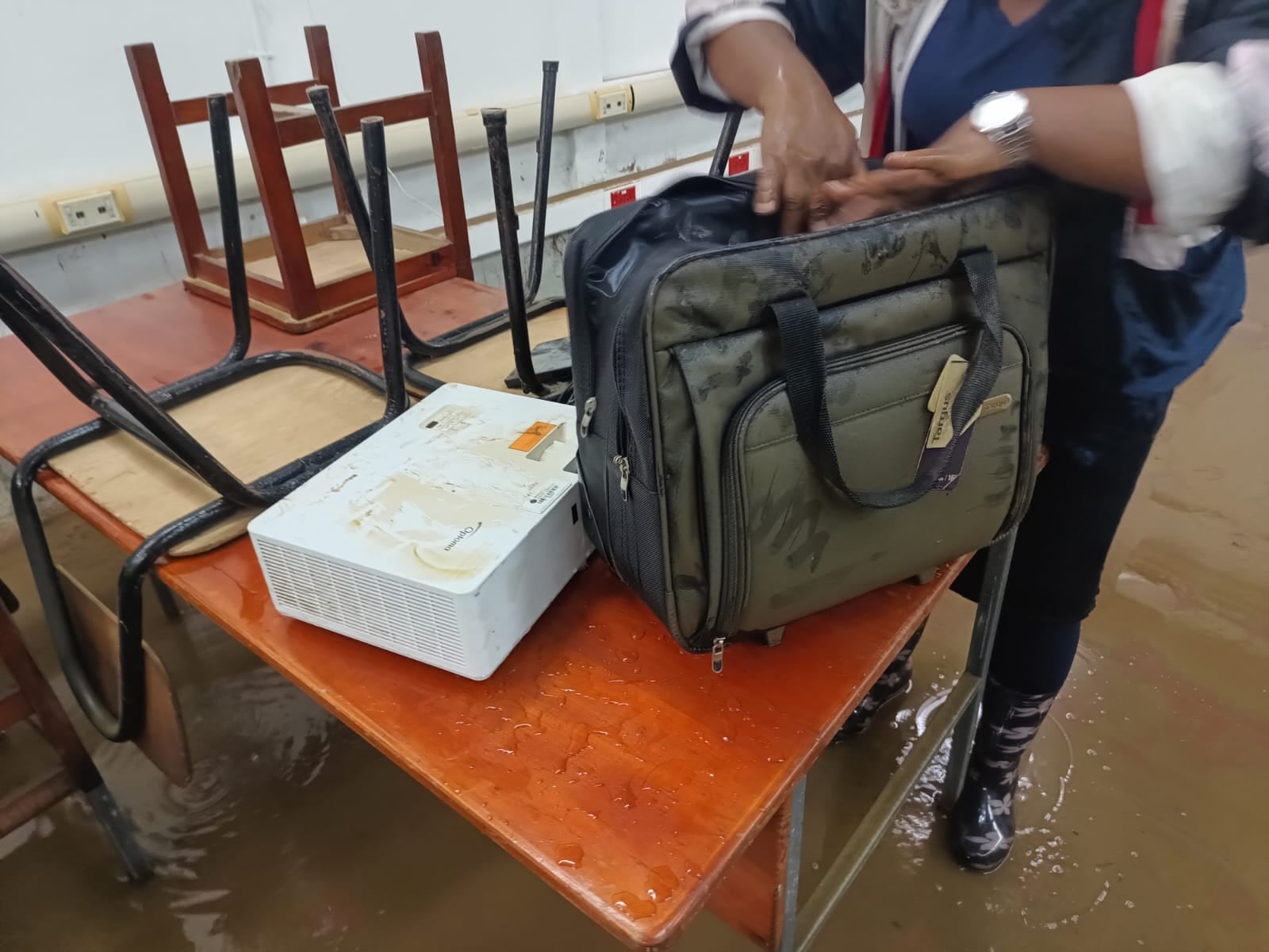 Inundación en escuela La Colina