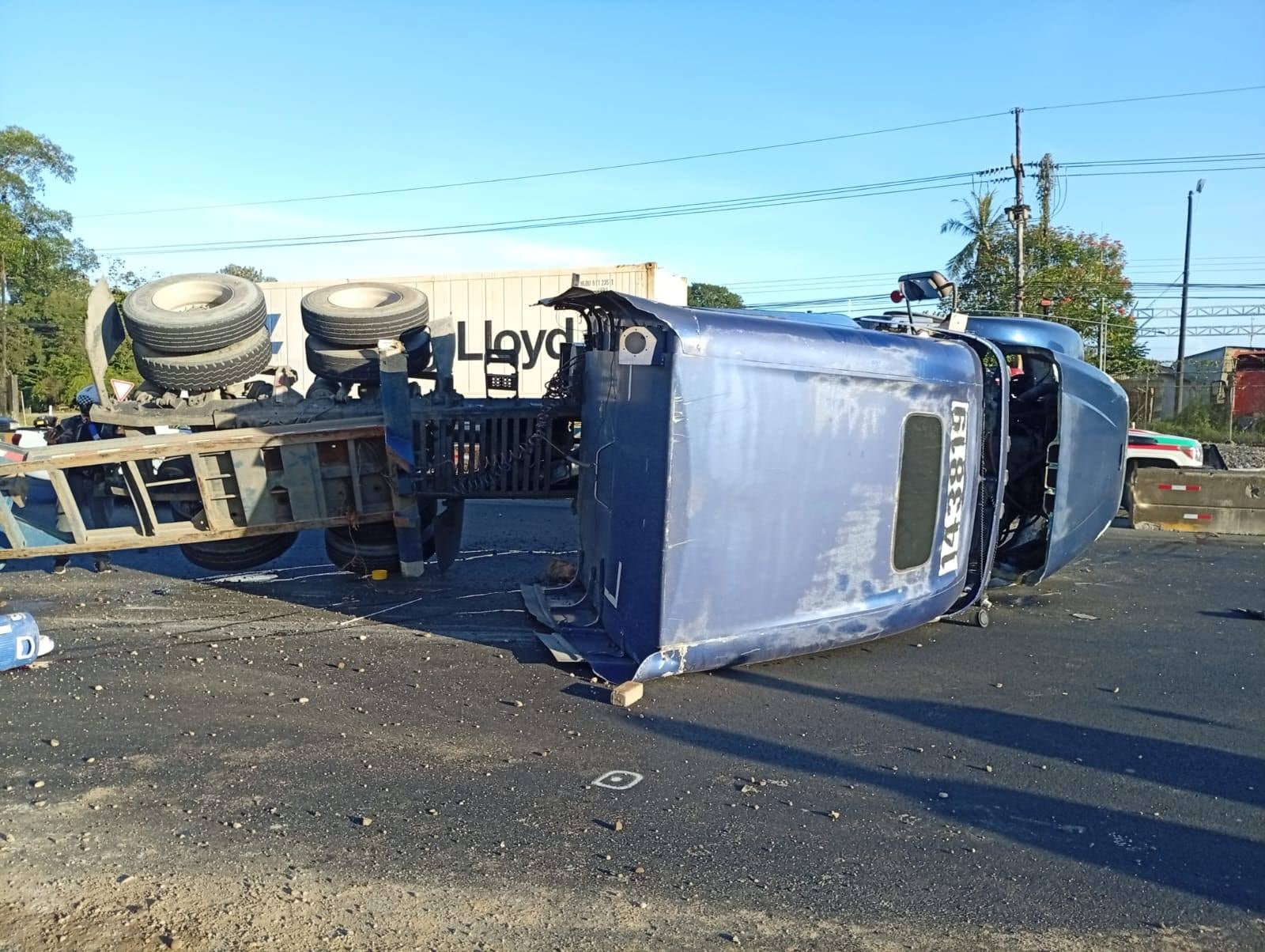 El exceso de velocidad pudo haber sido la causa del vuelco de un tráiler que cobró la vida de dos trabajadores en Limón 2000, sobre la ruta 32. Foto: Rutas Nacionales Costa Rica