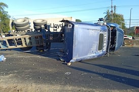 Desgarradoras imágenes muestran vuelco del tráiler que cobró la vida de dos trabajadores