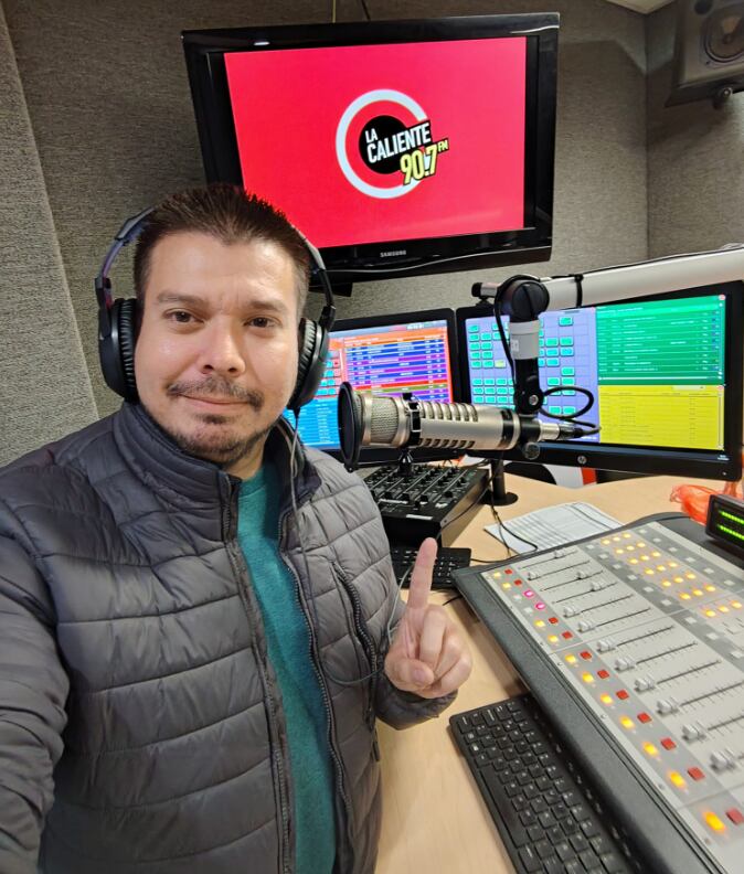 Bryan Chacón, El Guapileño, locutor de la emisora La Caliente.