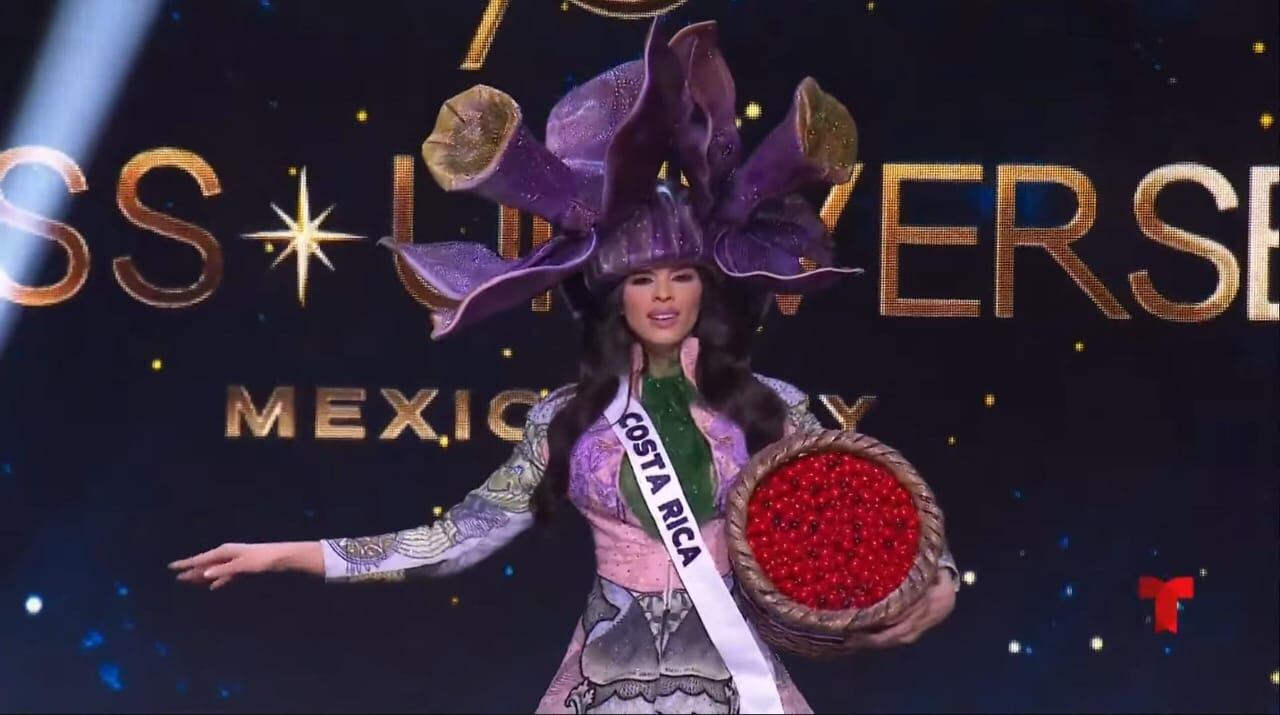 Elena Hidalgo se presentó con un traje típico inspirado en el café y el banano