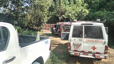 Cruz Roja corre para rescatar con vida a once personas atrapadas en el río Tárcoles