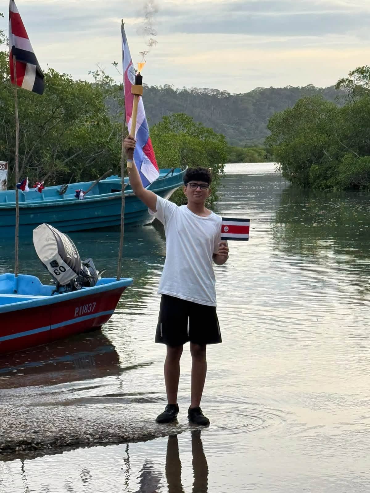 La Antorcha de la Independencia no se detiene. Ingresó a Costa Rica el pasado domingo 13 de setiembre a eso de las 10 de la mañana y sigue avanzando alegre y patrióticamente por todo el país el 14 de setiembre