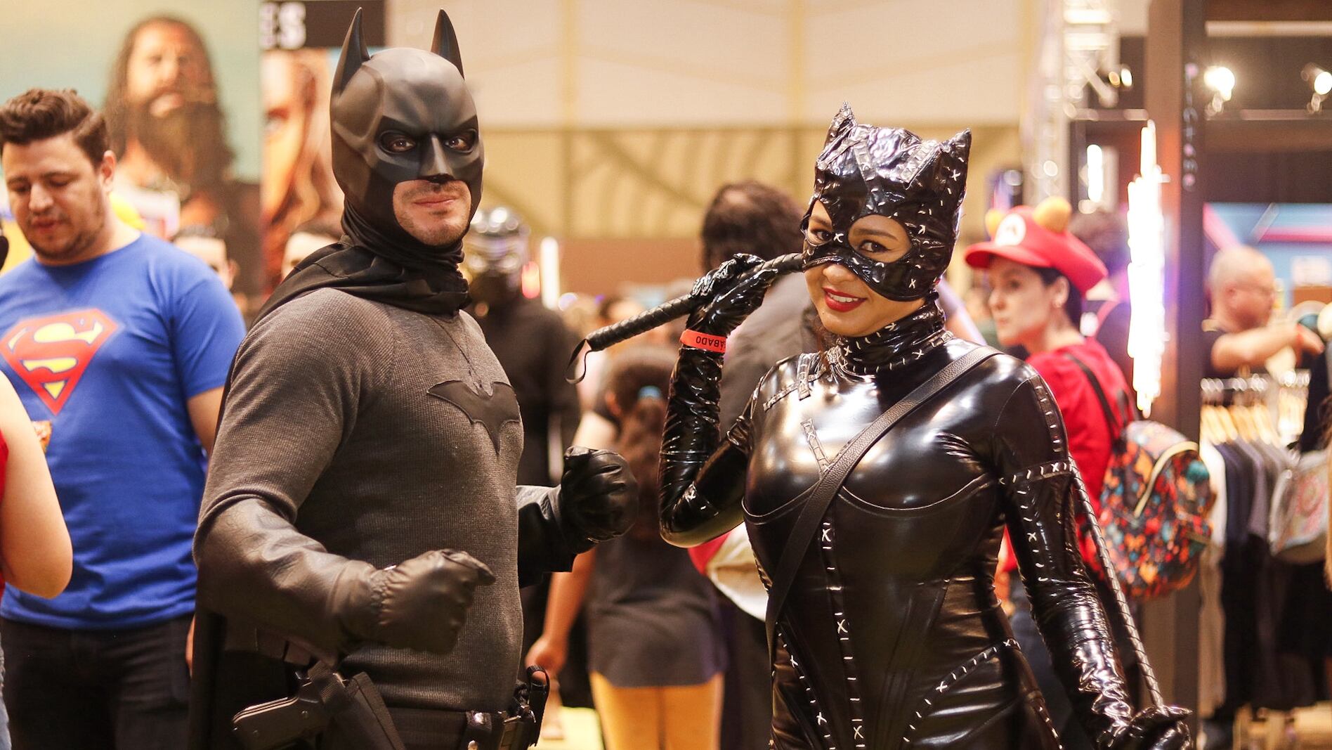 Un hombre vestido de Batman y una mujer vestida de Gatúbela durante la Comic Con Costa Rica 2024