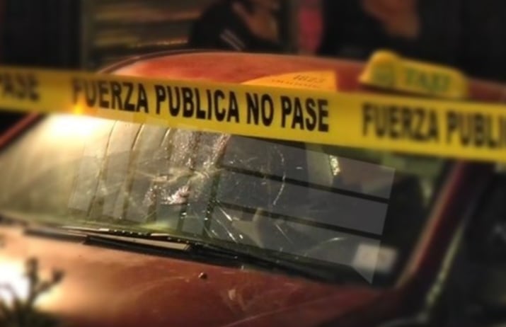 El taxista salió de su casa al ver que alguien estaba dañando su vehículo. Foto ANI.