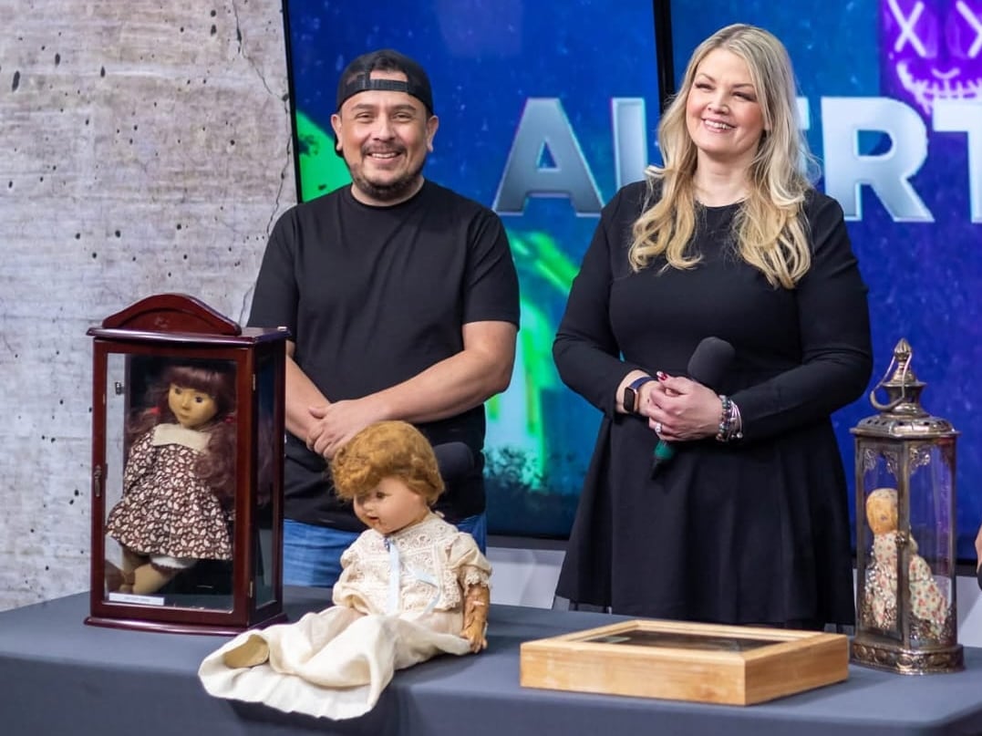 Desde que Dan Rivera, el famoso guardián de la muñeca maldita, Annabelle, murió en circunstancias que aún no se explican del todo, el tico Israel Barrantes anda con el agua bendita en una mano y la medalla de San Benito en la otra. “Fue en el Paracom 2022, en un cine de San José. Yo fui el único que se animó a tocar a Gretchen, una muñeca muy cargada que vino desde Estados Unidos. En un especial que hizo Apple TV la llamaron la “Muñeca del Diablo”.