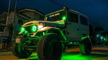 Joven llena de luz el carro que fue de su papá ya fallecido