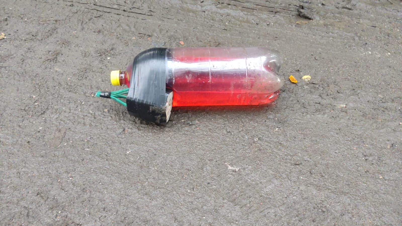 El explosivo fue hecho con una botella que contenía 2 litros de combustible y un cuarto de dinamita.