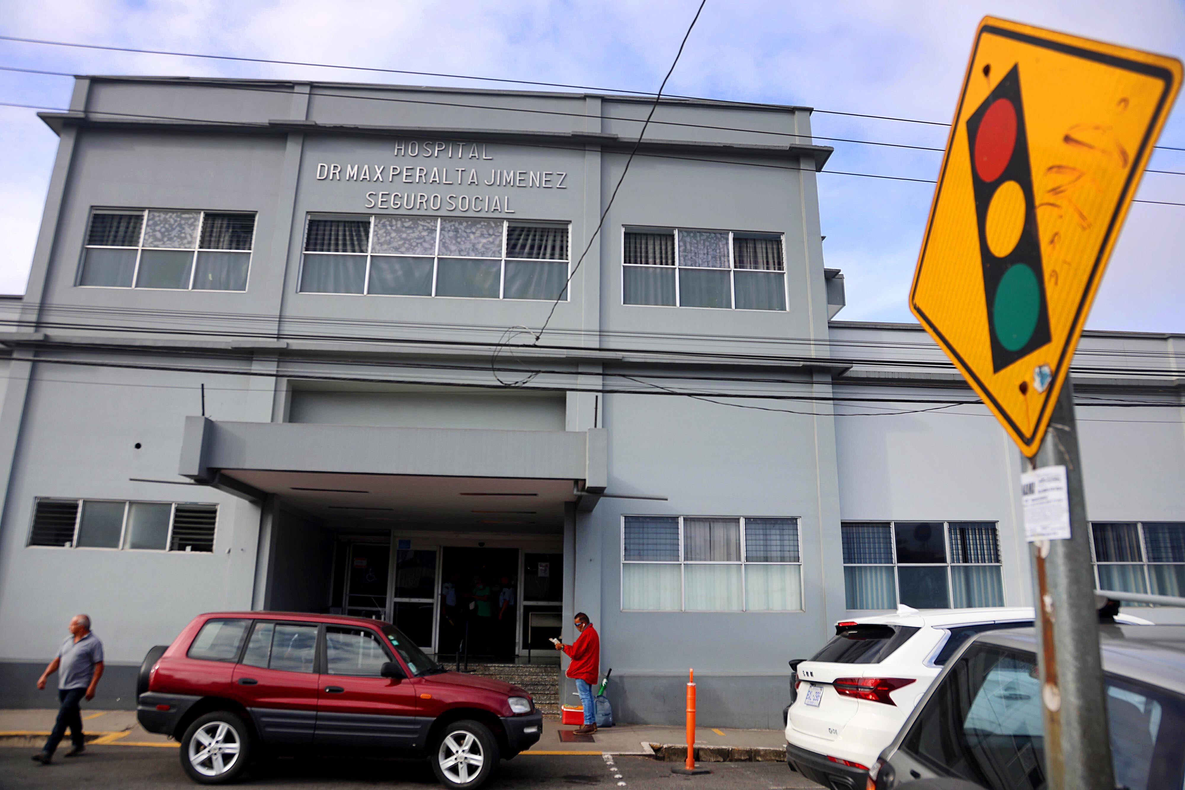 Hospital Max Peralta, fachada de la entrada principal, frente a la Cruz Roja.