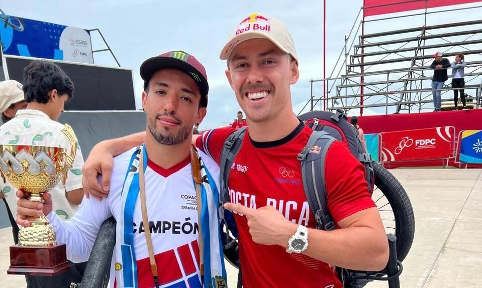 José "Maligno" Torres Gil, campeón olímpico de BMX en París 2024 se preparó en el parque de Kenneth Tencio en Jacó. Foto: Cortesía.