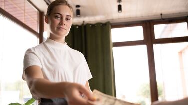 Una mesera que recibió más de 5 millones de colones de propina fue despedida casi de inmediato