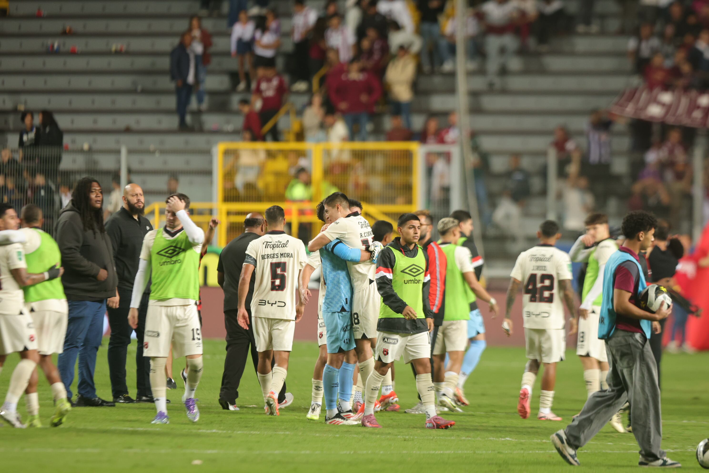 30/08/2025/ juego entre Deportivo Saprissa vs Liga Deportiva Alajuelense por el clásico nacional en la jornada 6 del torneo clausura 2025 en el estadio Ricardo Saprissa / foto John Durán
