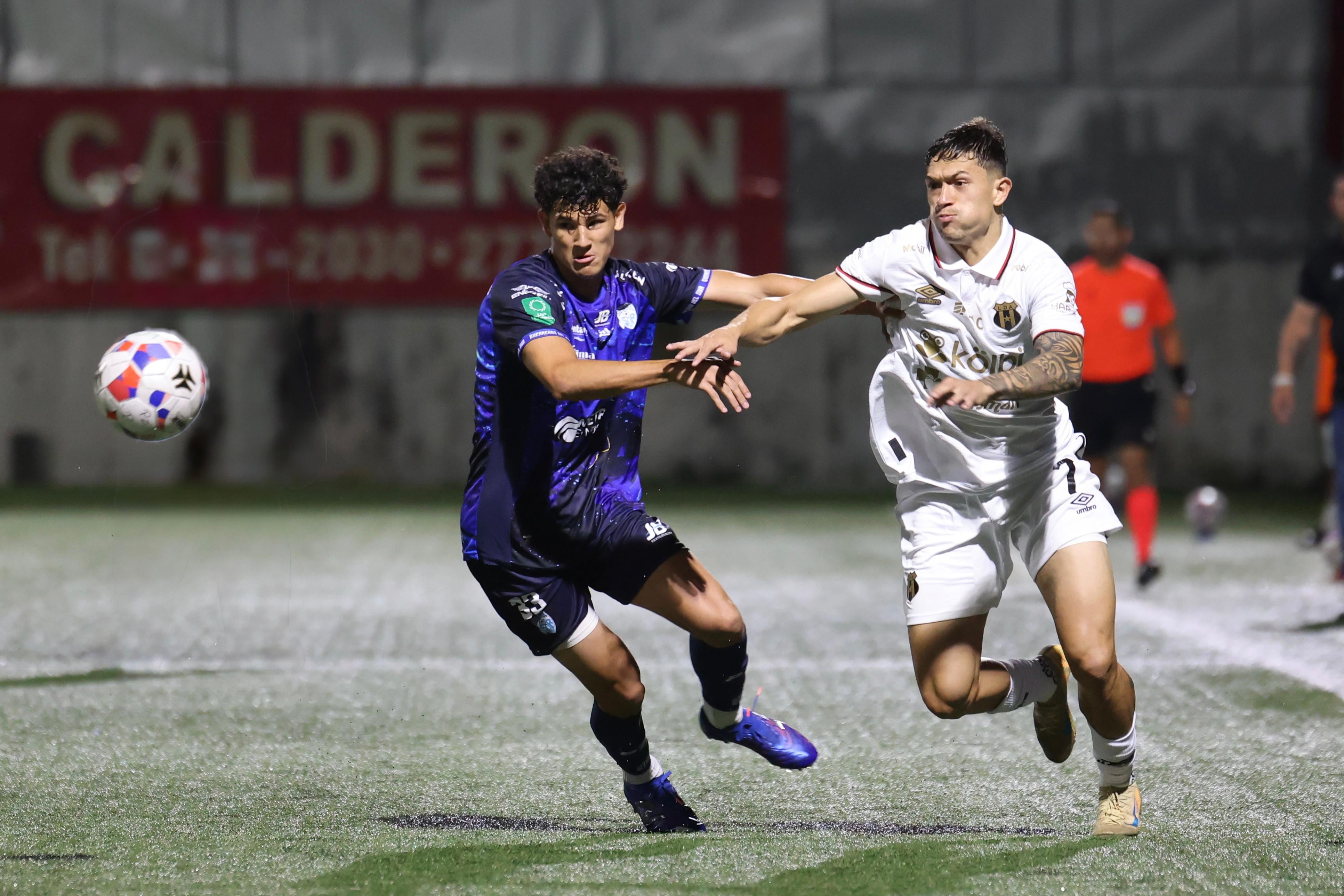 Sebastián Hernández y Anthony Hernández disputan el balón en el partido entre Pérez Zeledón y Liga Deportiva Alajuelense.