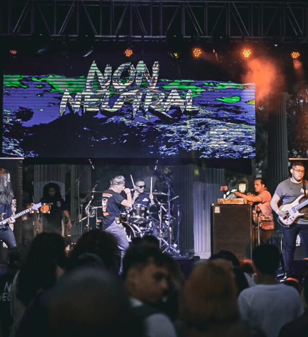 Carlos Elizondo, bombero baterista de la banda de rock Non Neutral