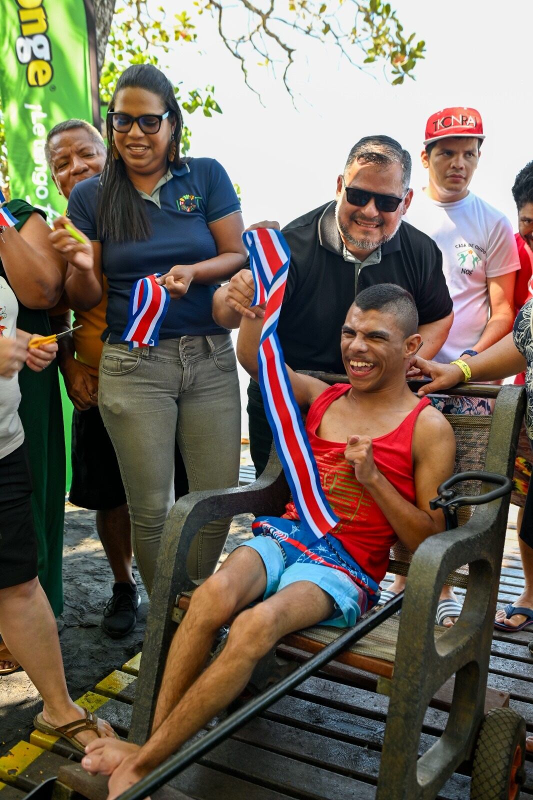 Alexander Brenes Cedeño tiene 19 años, parálisis cerebral nivel 1, estudió en el el Colegio Técnico Profesional José Albertazzi Avendaño de Los Guido y ahí se decidió por el Técnico Medio en Turismo. Se graduó el pasado 13 de diciembre y el 11 de enero del 2024 conoció el mar en playa Manzanillo de nuestro Caribe.