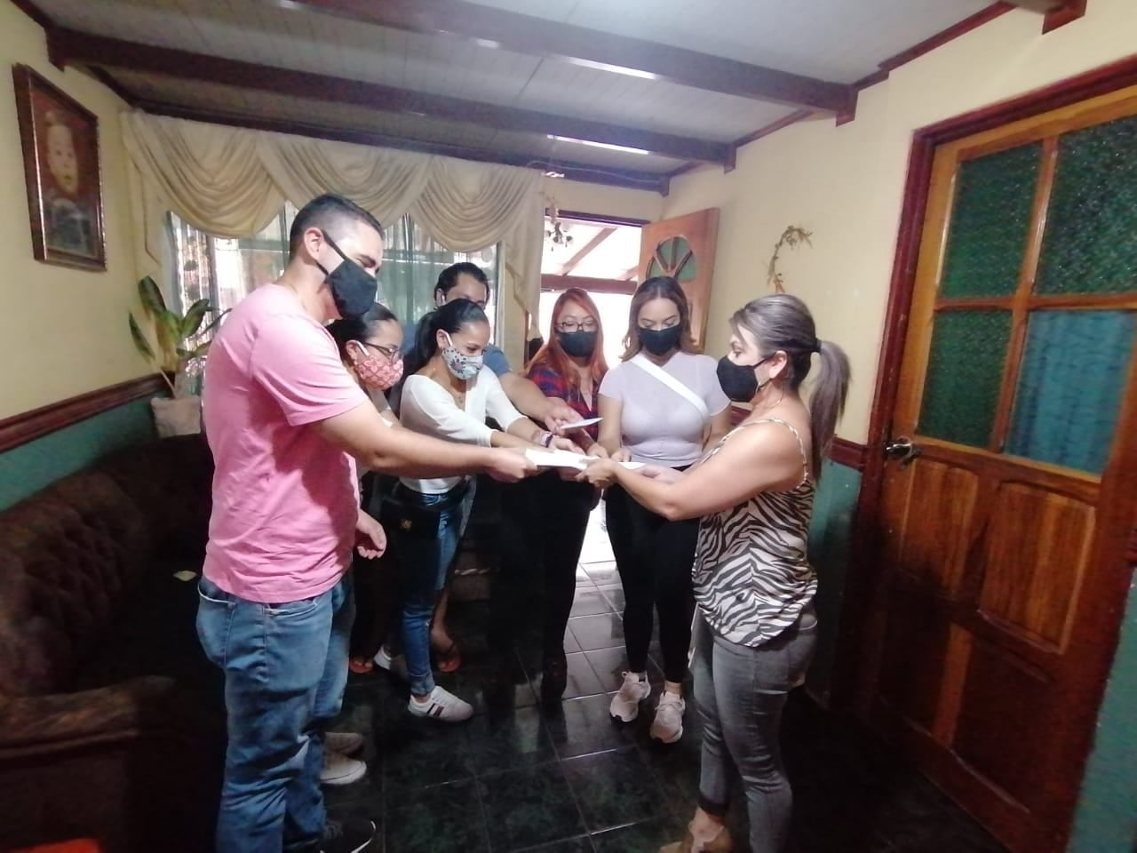 Una familia de Desamparados visitó a doña Yendry para darle muchas cartas con mensajes de apoyo. Foto Keyna Calderón.