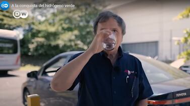 Franklin Chang se toma un vaso con agua salido de un carro que recién venía usando