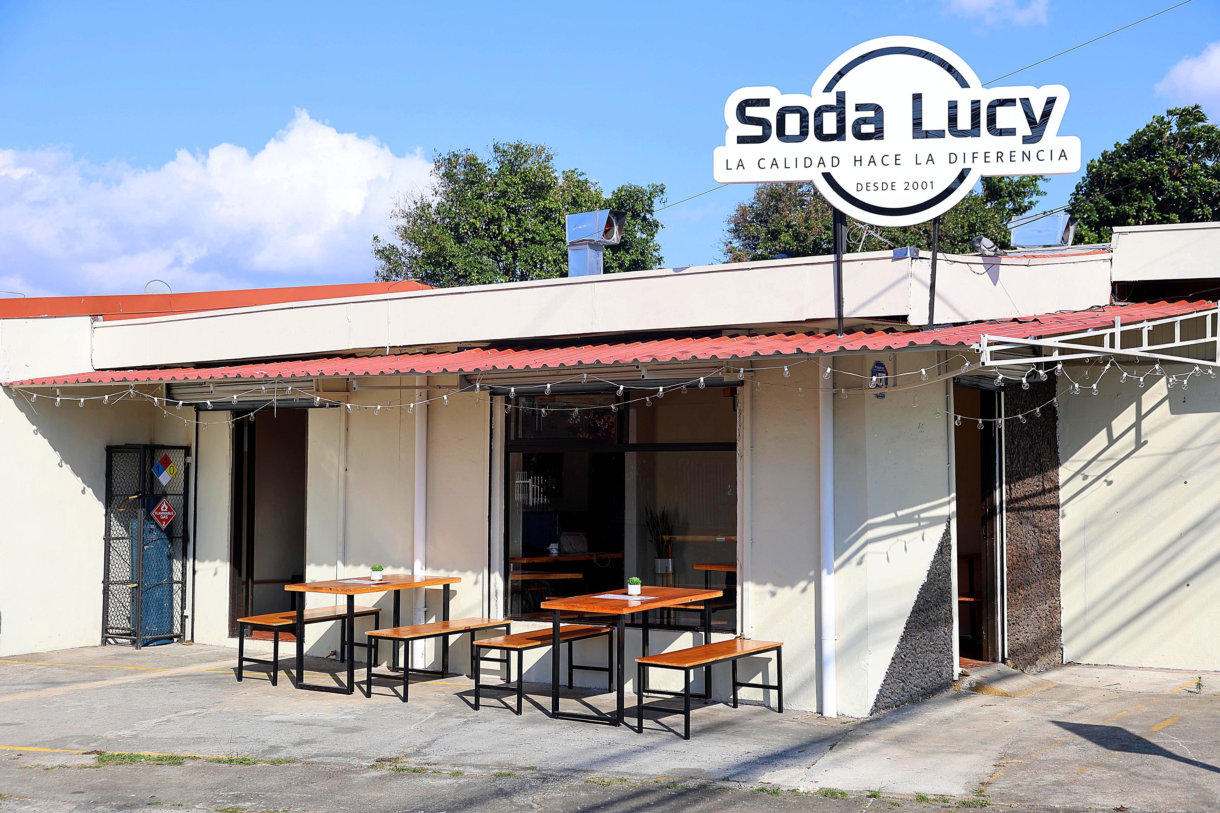 16/04/2024 Llorente de Tibás. Soda Lucy es un local de comida rápida: hamburguesas, sandwiches lápiz, tacos, doraditas, etc. Se trata de una especie de sucursal de la soda original de San Rafael de Oreamuno, en Cartago, con la misma calidad, precios muy accesibles y buena atención. Sus propietarios destacan que todos los alimentos, incluyendo las tortas y la mayonesa, son preparados por ellos mismos. Foto: Rafael Pacheco Granados