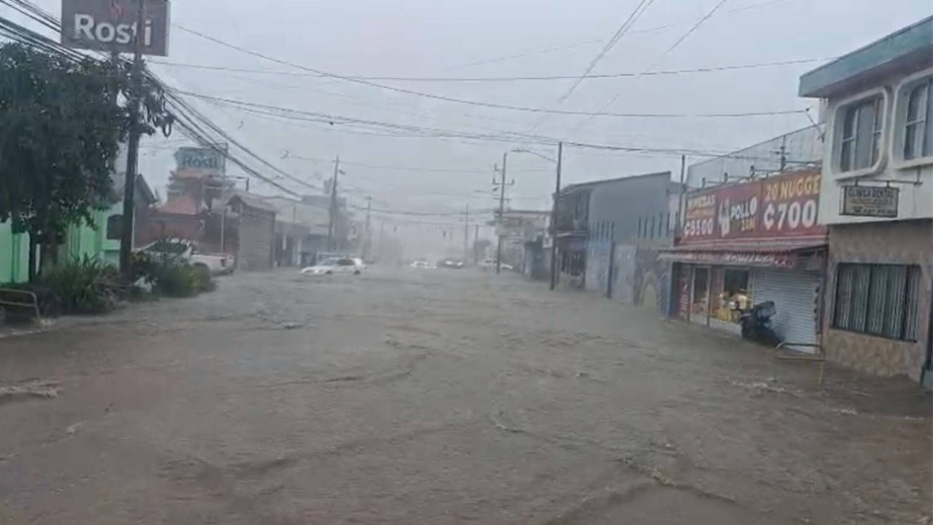 Las fuertes lluvias de este domingo 18 de octubre provocaron inundaciones en calles y viviendas de Heredia y San José.
