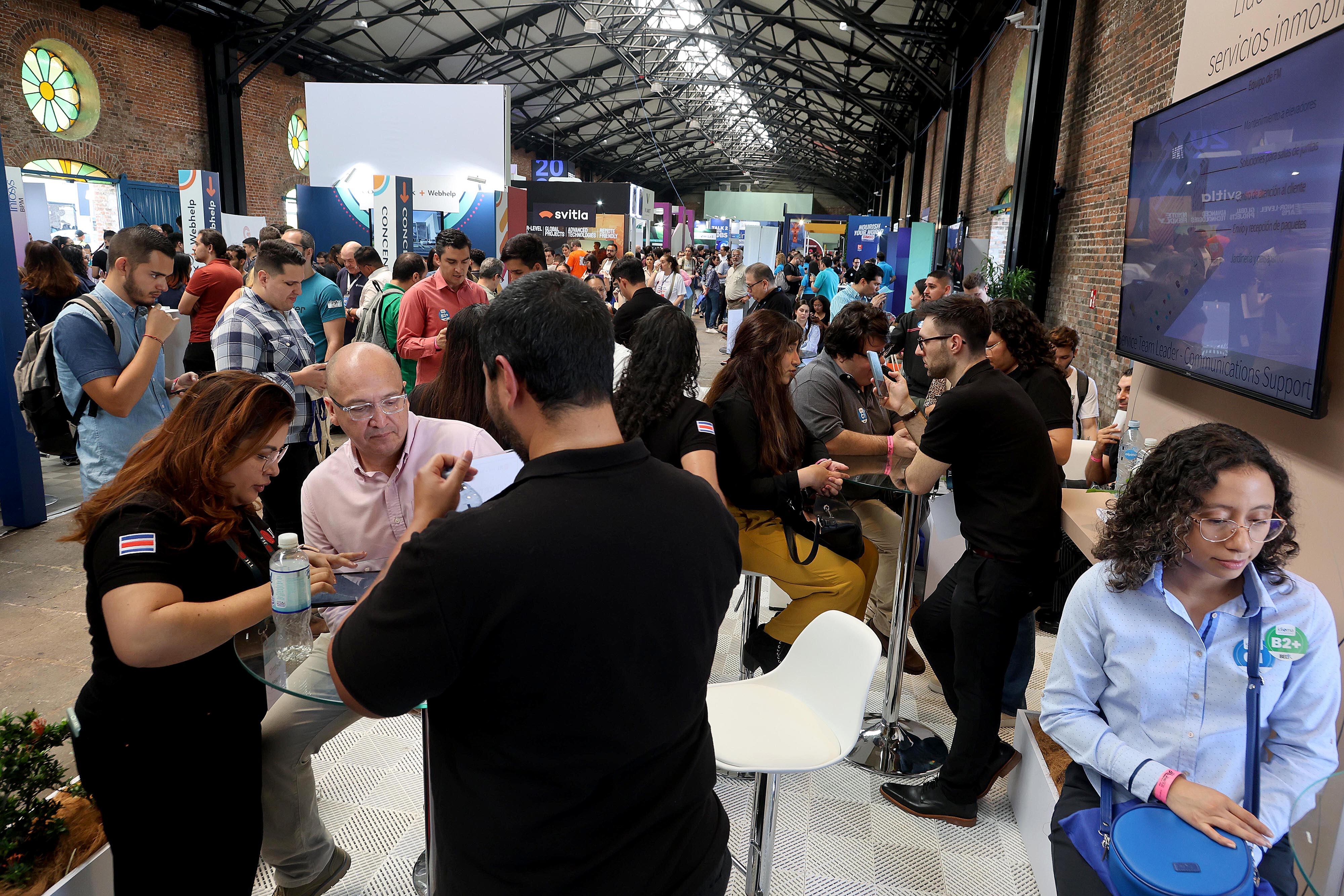 05/04/2024 Antigua Aduana, San José. Cientos de personas asistieron este viernes, desde muy temprano, a la feria de empleo multilingüe. Foto: Rafael Pacheco Granados