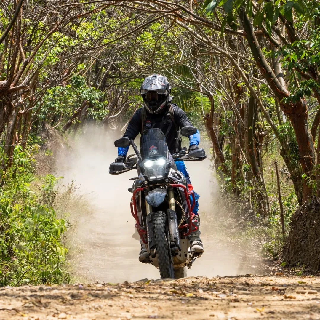 Gary Manzanida Vargas tiene una moto Yamaha Tenere 700 con la que recorre Costa Rica