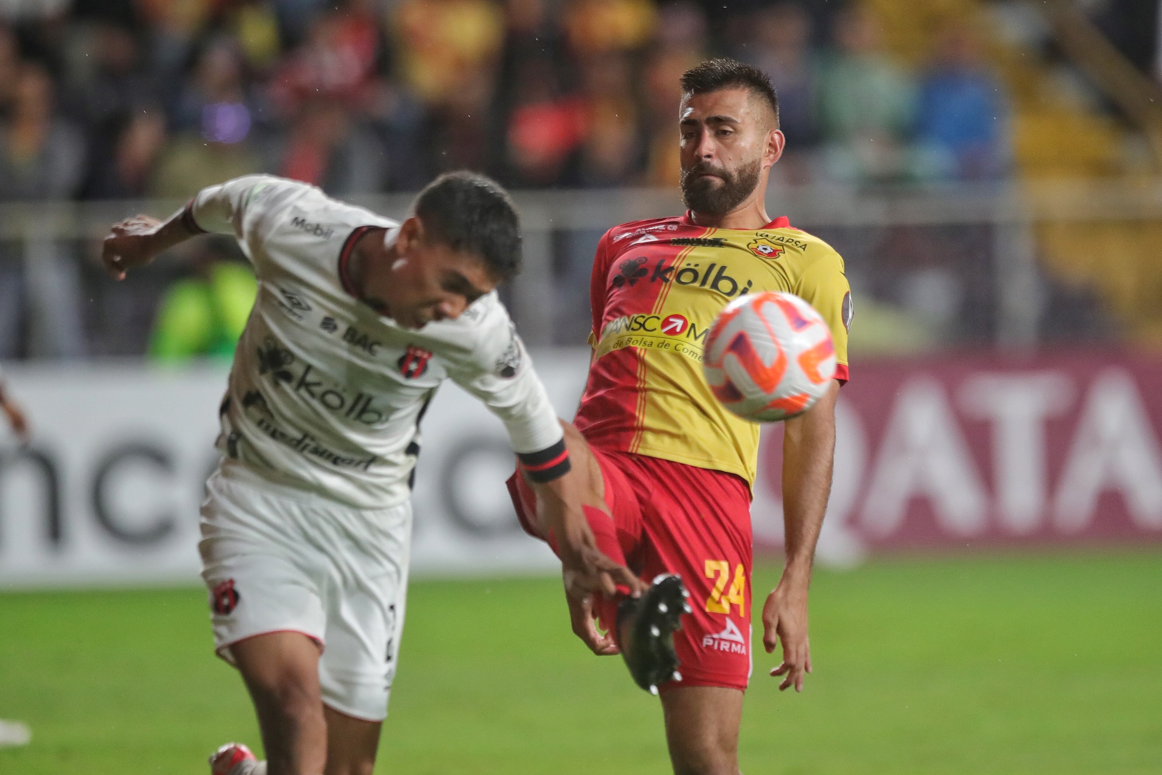 25/10/2023/ Juego entre el Club Sport Herediano vs Liga Deportiva Alajuelense por la copa centroamericana de CONCACAF en el estadio Ricardo Saprissa / Foto John Durán