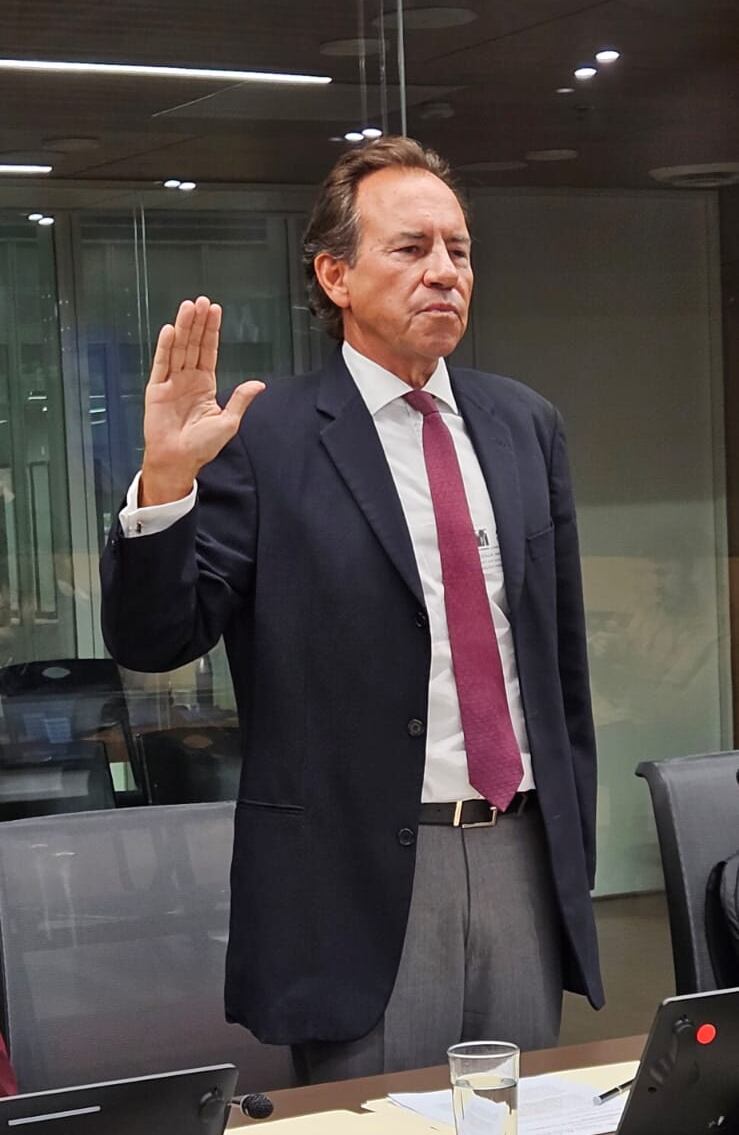 Jack Loeb llegó a comparecer este martes a la Asamblea Legislativa, pero casi no dijo nada