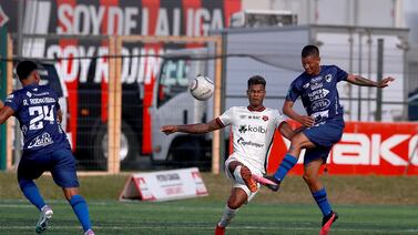 Jugador de Grecia festeja el amor con hija de exfutbolista de Alajuelense