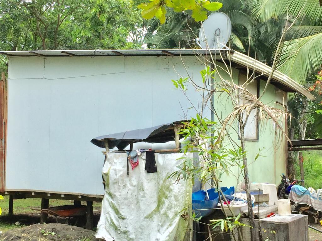 Jovencita de 16 años es asesinada de tres balazos dentro de su casa en San Clemente de Limón. Foto Rául Cascante.