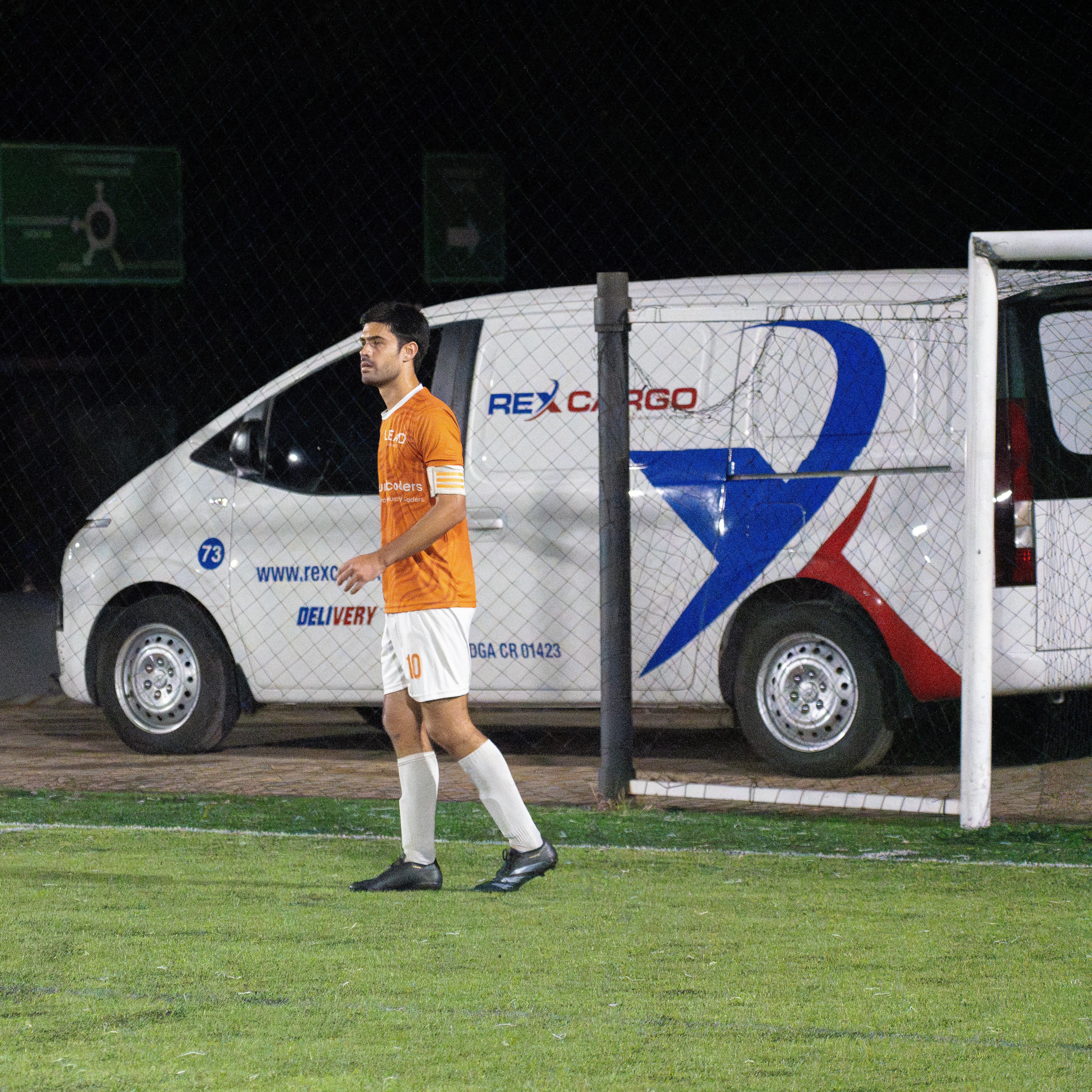 Estanislao Molina, el capitán de LEAD University, se prepara en el área. Su liderazgo y versatilidad quedaron claros
cuando marcó de cabeza el tercer gol del partido.Foto cortesía de la Uniliga.