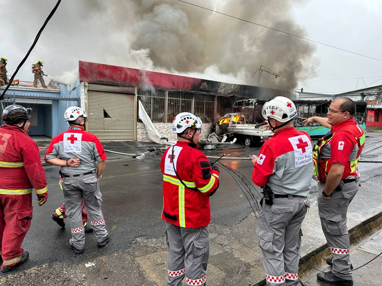 Bus carro se queman tras choque en Cartago. Foto Cruz Roja.