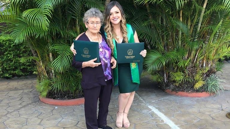 Laura Álvarez, herediana de San Rafael de Heredia, llegó a Colonia, Alemania, en febrero de este año para trabajar como enfermera. En la foto con la abuelita quien la apoyó siempre, doña María de los Ángeles Oviedo Valerio.