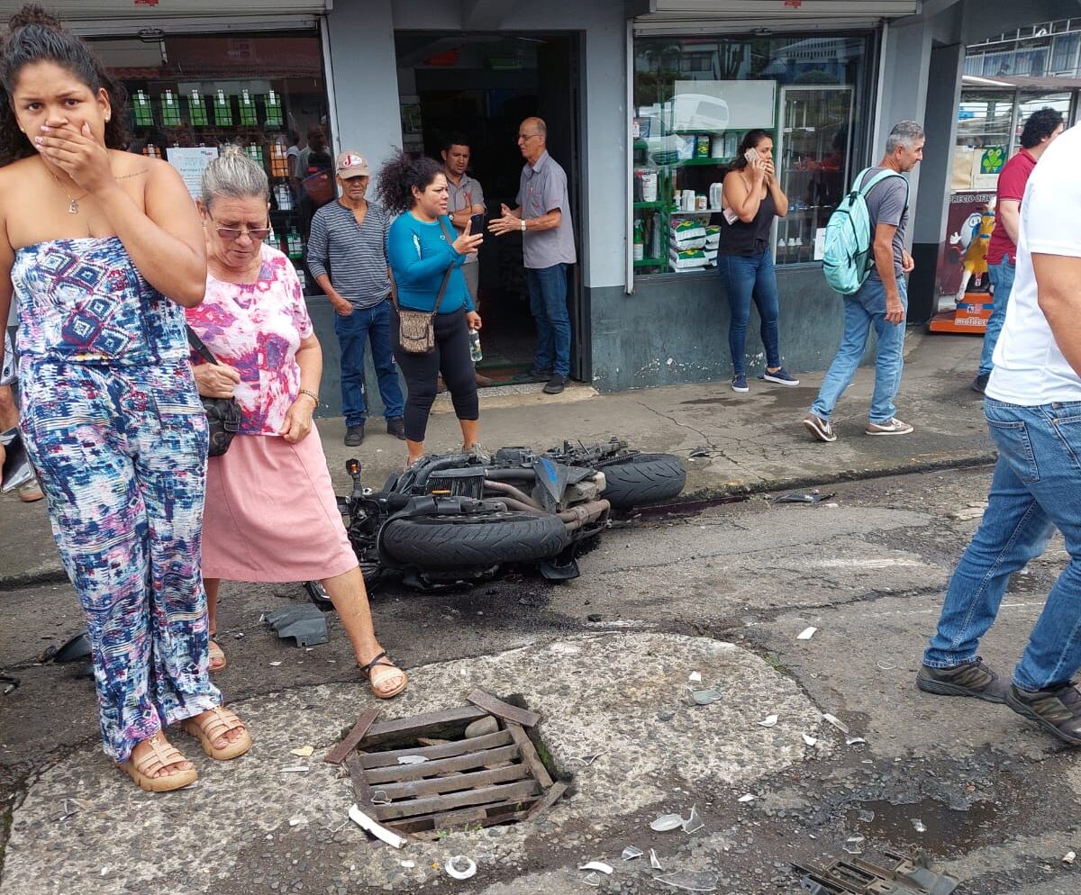 Motociclista murió en choque contra carro en Aguas Zarcas.