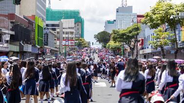 A pesar del tremendo aguacero una banda de mujeres no dejó de tocarle a la patria