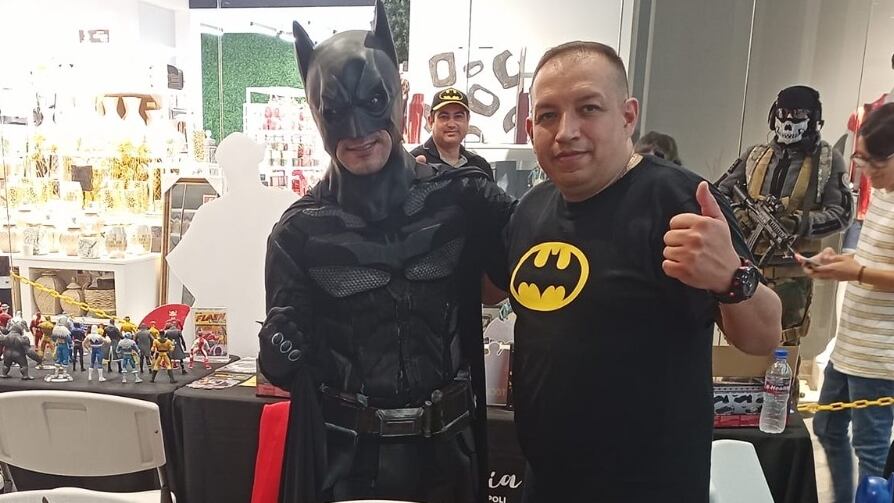 Eduardo Salazar Gámez colecciona figuras de Batman, bueno colecciona todo lo que tenga que ver con Batman. Tiene 43 años y su pasión por el Caballero de la Noche le nació cuando tenía 13